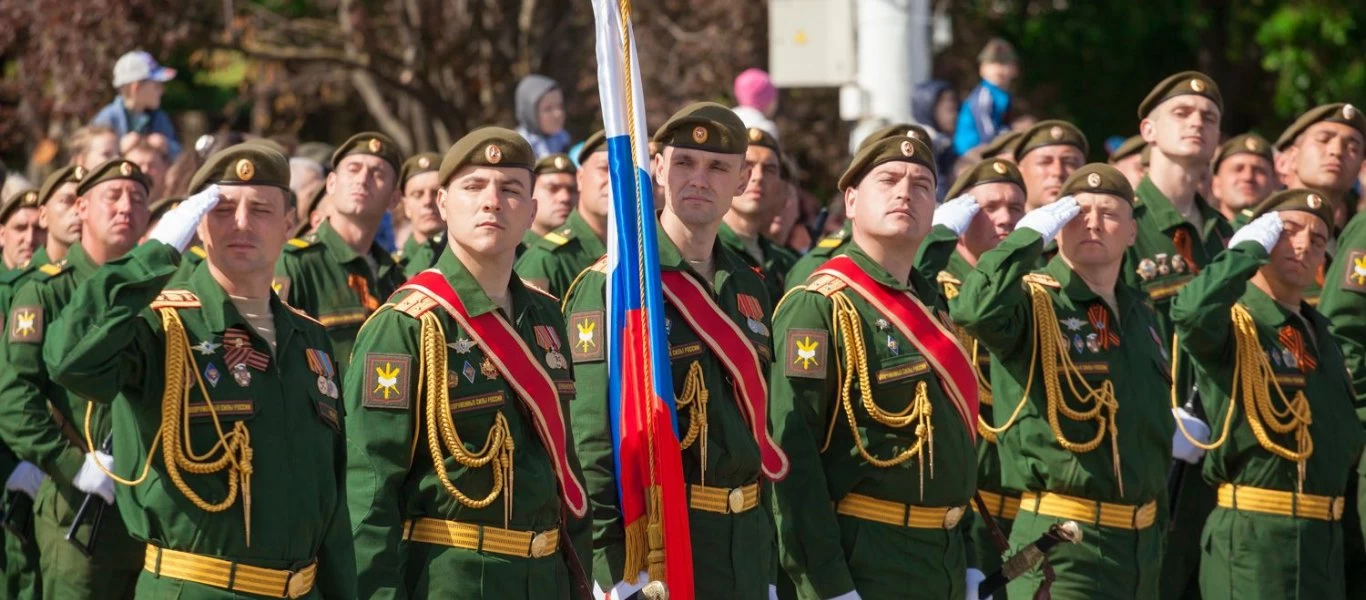 Σε ολιγοήμερη καραντίνα 15.000 στρατιώτες λόγω πρόβας παρέλασης (βίντεο)